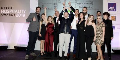 Ο CEO Δημήτρης Σερίφης με την ομάδα της Nelios, κατά την παραλαβή του χρυσού βραβείου στην κατηγορία Best Digital Marketing Agency .