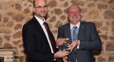 Jeremy Drury, Director Digital & E-Services of Star Alliance receives the award from Henrik Hololei, Director-General for Mobility and Transport, European Commission.
