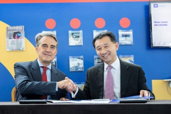 IATA Director General and CEO Alexandre de Juniac and Star Alliance CEO Jeffrey Goh in a signing ceremony at IATA’s 75th Annual General Meeting in Seoul.