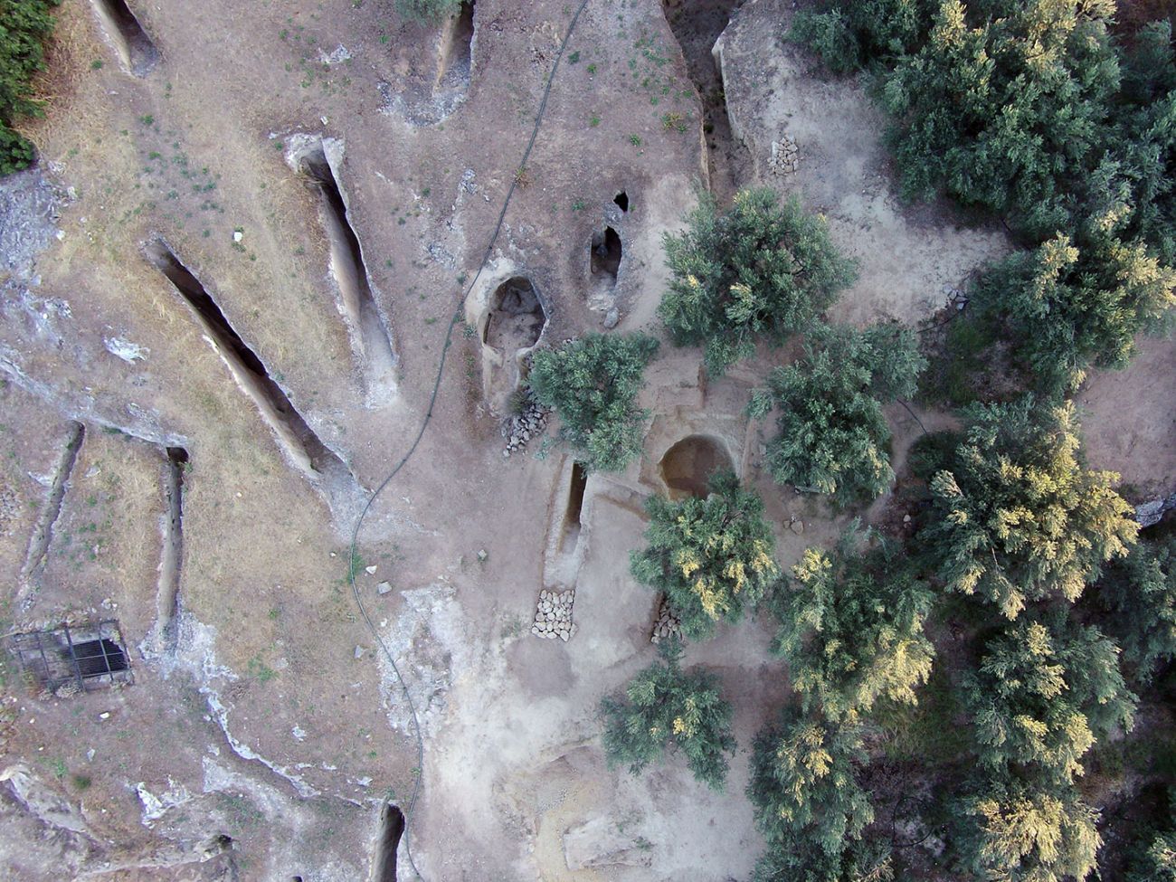 Aerial view of the road and the chamber of the two new tombs in the eastern part of the Mycenaean cemetery at the Aidonia site in Nemea and the tombs of the previous excavation. Photo source: Culture Ministry