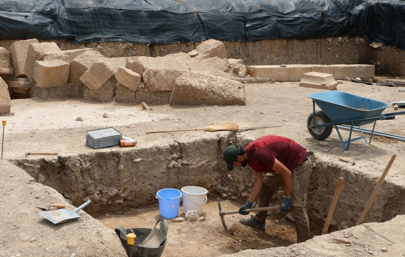 Excavation of a test section in geometric layers in front of a Hellenistic retaining wall.