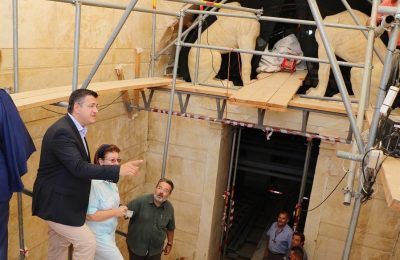 Central Macedonia Governor Apostolos Tzitzikostas and Culture Minister Lina Mendoni in Amphipolis.