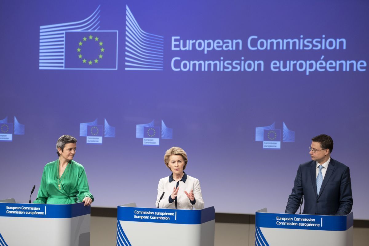 European Commission President Ursula von der Leyen (center) with Commission Executive Vice-President in charge of Europe fit for the Digital Age Margrethe Vestager and Commision Executive Vice-President for the Euro and Social Dialogue Valdis Dombrovskis.