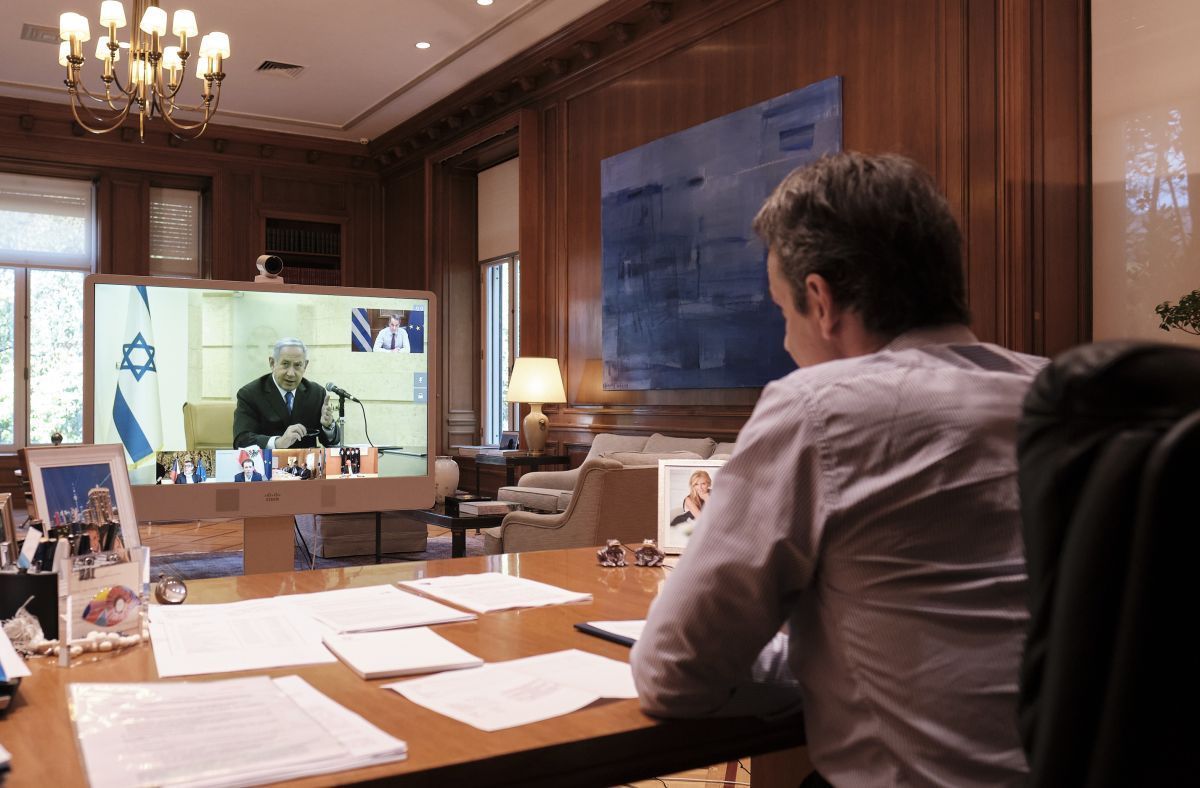 Greek PM Kyriakos participating in a videoconference held between world leaders on April 24. On screen: Israeli PM Benjamin Netanyahu. Photo source: primeminister.gr