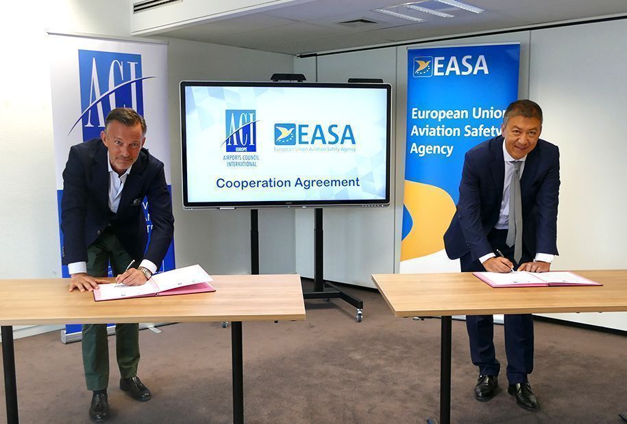 ACI EUROPE Director General Olivier Jankovec and EASA Executive Director signing a cooperation agreement for the implementation of the joint EASA/ECDC COVID-19 Aviation Health Safety Protocol.