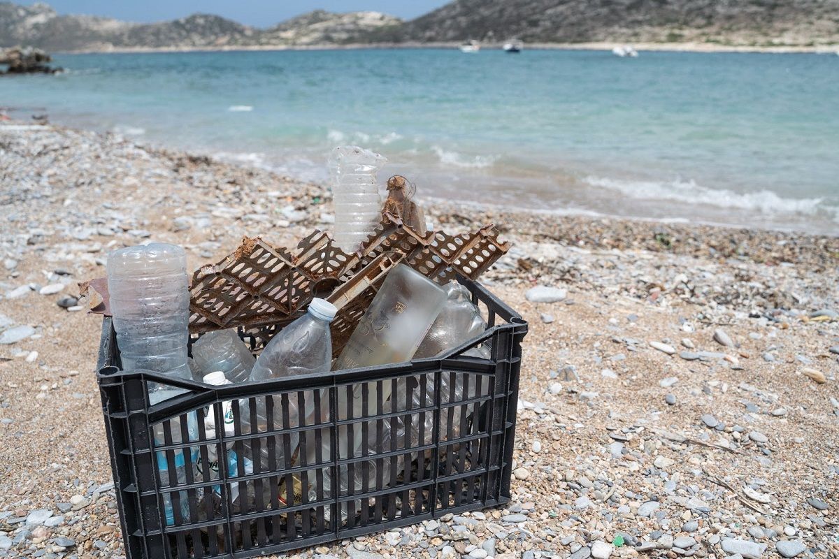 Πλαστικό καφάσι γεμάτο με πλαστικά αντικείμενα που συλλέχθηκαν σε παραλία της Αμοργού.