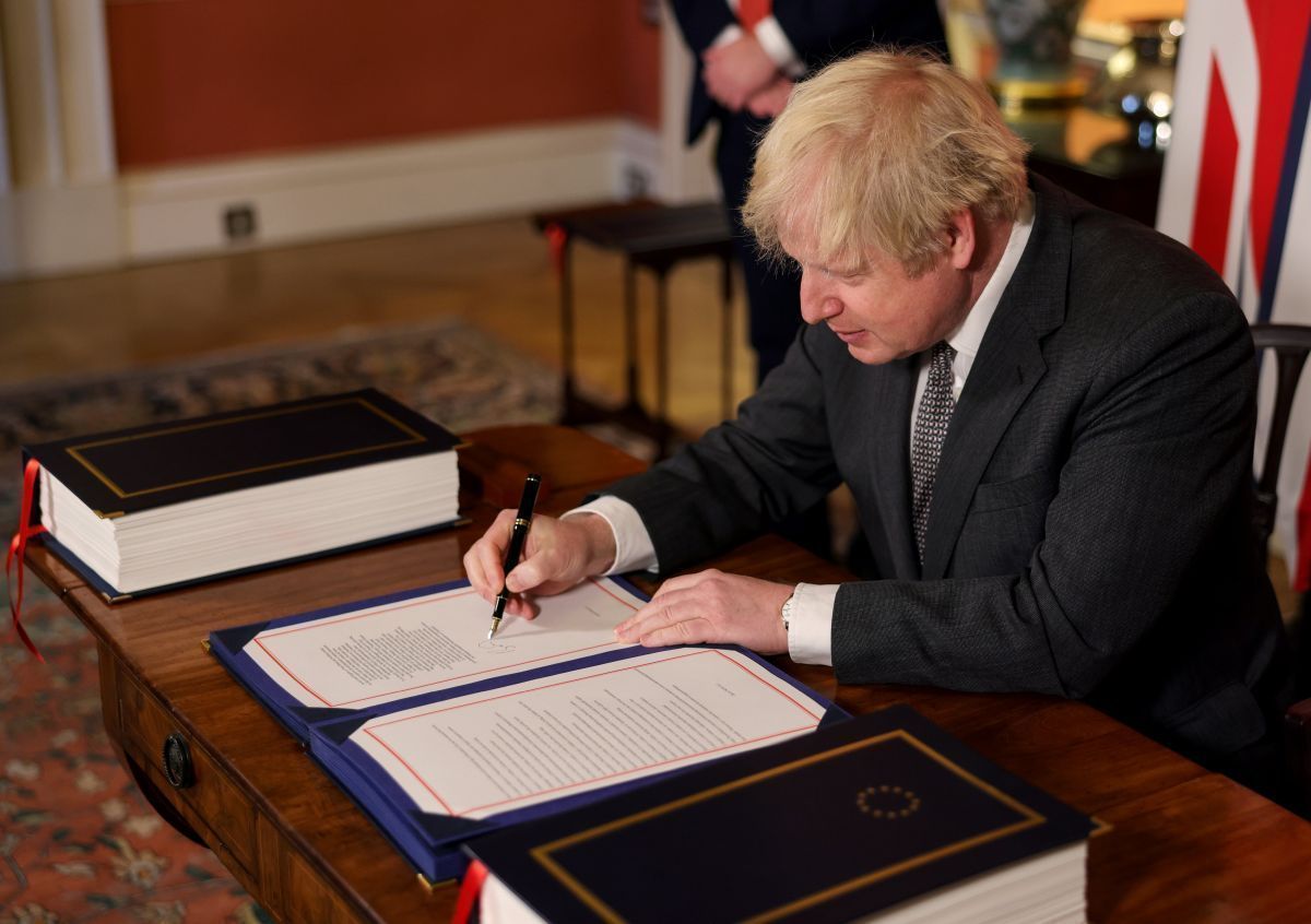 British PM Boris Johnson signing the EU-UK Trade and Cooperation Agreement. "By signing this deal, we fulfill the sovereign wish of the British people to live under their own laws, made by their own elected Parliament," he said. Photo source: @BorisJohnson