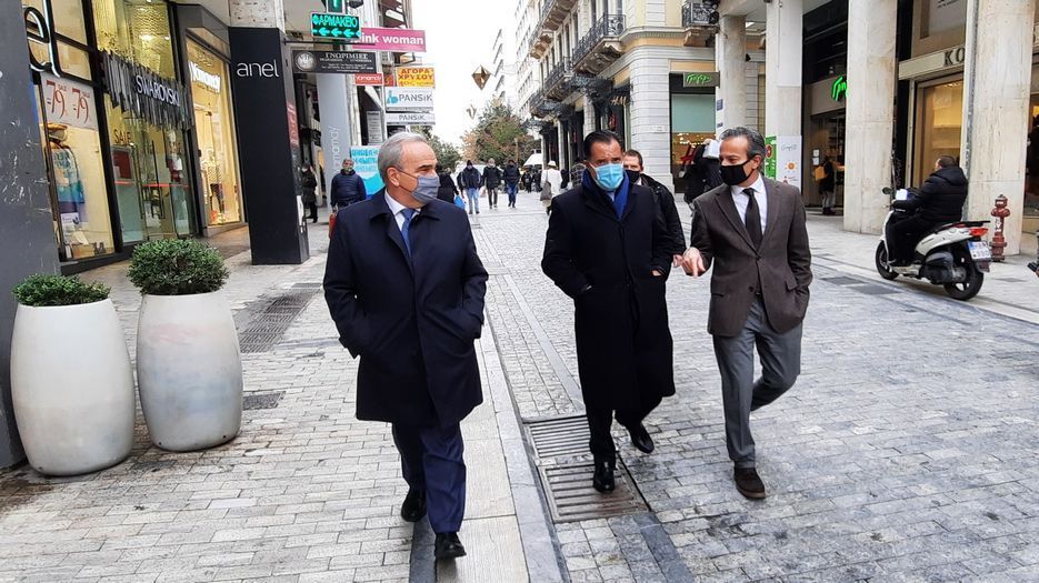 Greek Investments & Development Minister Adonis Georgiadis (center) visited retail stores in the center of Athens on Monday, following their reopening. He was accompanied by his deputy, Nikos Papathanasis and the president of the Athens Traders Association (ESA), Stavros Kafounis. Photo source: ESA