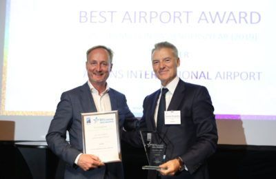 Athens International Airport CEO Yiannis Paraschis (R) receiving the ACI Europe award for the best airport in the “25-40 million passengers” category.