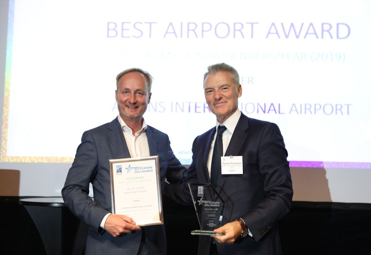 Athens International Airport CEO Yiannis Paraschis (R) receiving the ACI Europe award for the best airport in the “25-40 million passengers” category.