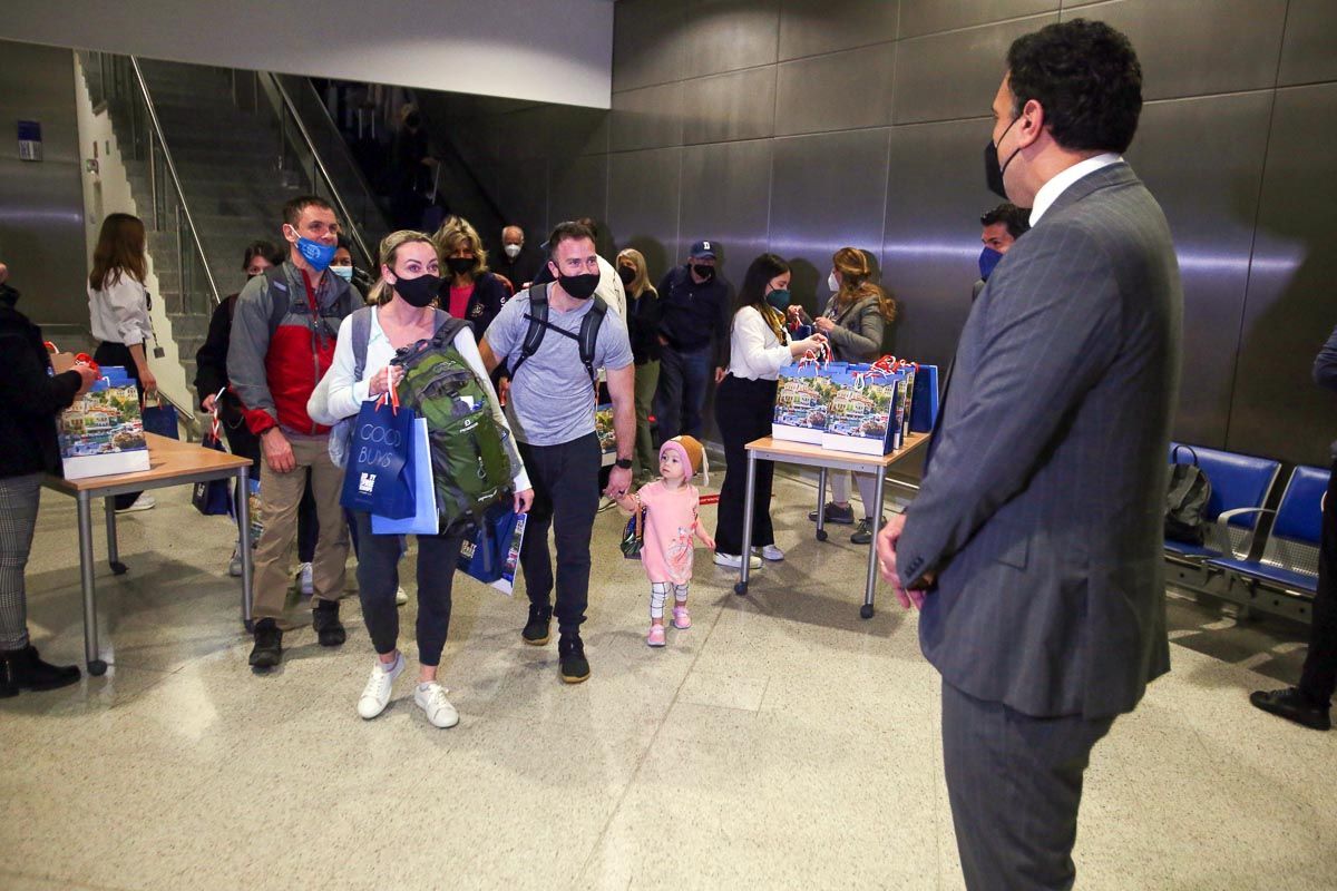 Ο υπουργός Τουρισμού Βασίλης Κικίλιας (Δ) υποδέχεται επιβάτες από τις με πτήση της δέλτα, στις ροές "Ελ.  Βενιζέλος", Τρίτη 8 Μαρτίου 2022. Έφτασε σήμερα η πρώτη, για φέτος, πευθεία πτήσης της δέλτα, από Νέα για Αθήνα.  ΑΠΕ-ΜΠΕ / ΑΠΕ-ΜΠΕ / ανδρός Μπελτές