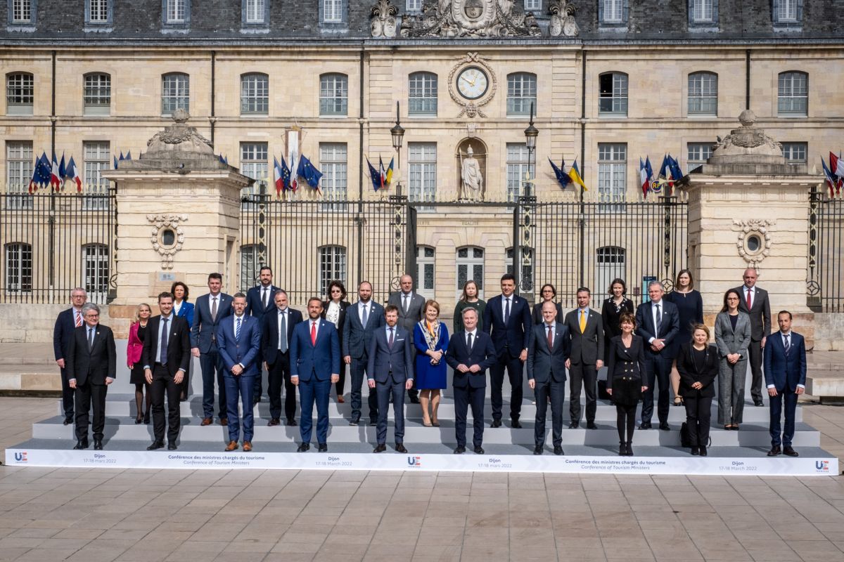 Family photo of the ministers responsible for tourism in the EU’s member states. Photo source: French Presidency of the Council of the EU / Photo © Jonathan Sarago / MEAE