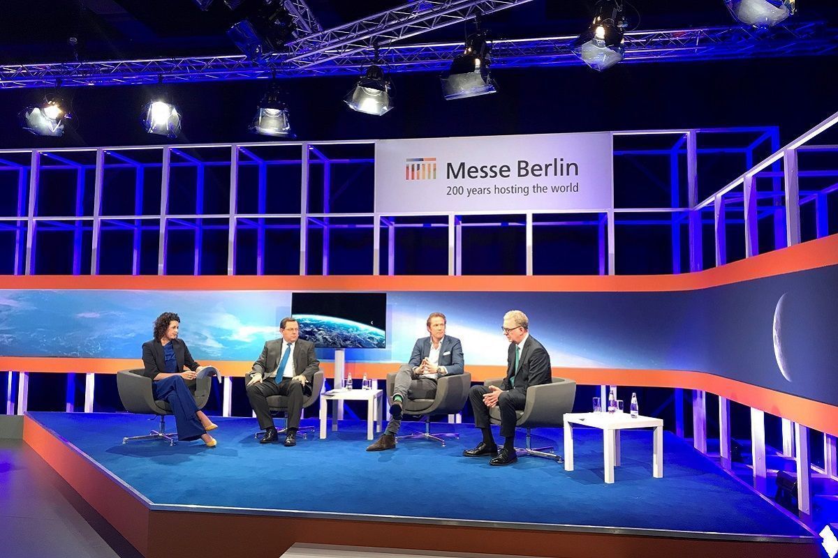 Opening press conference of ITB Berlin 2022: Katie Gallus (moderator) with Martin Ecknig, CEO of Messe Berlin; Peter Kautz, MD of Statista Q; and Norbert Fiebig, president of the German Travel Association (DRV).