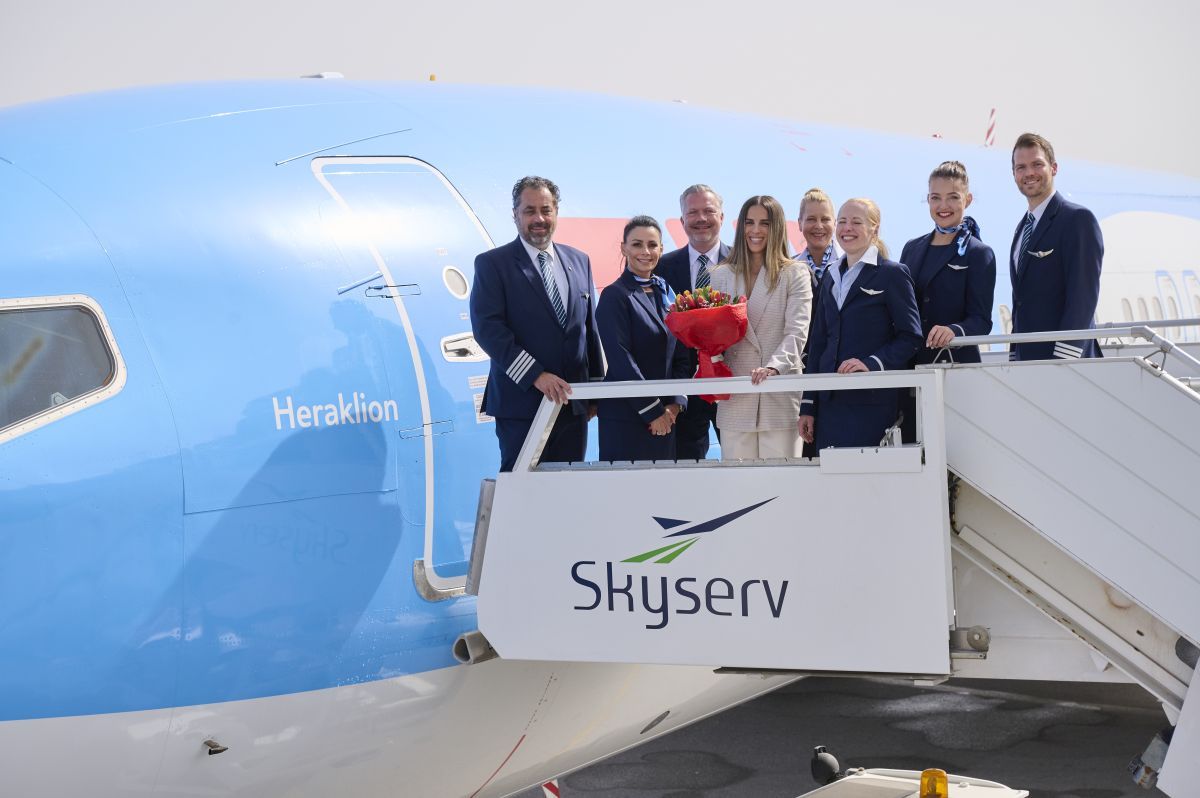 Oliver Lackmann, Chief Flight Operations Officer TUI Airline, with godmother Irini Vasiliou, and the TUI fly crew of the new Boeing 737-8 on Crete. Photo source: TUI (© Gregorschläger)
