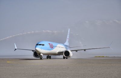 The traditional water arch welcomed the new Boeing 737-8 of TUI fly at Heraklion airport. Photo source: TUI (© Gregorschläger)