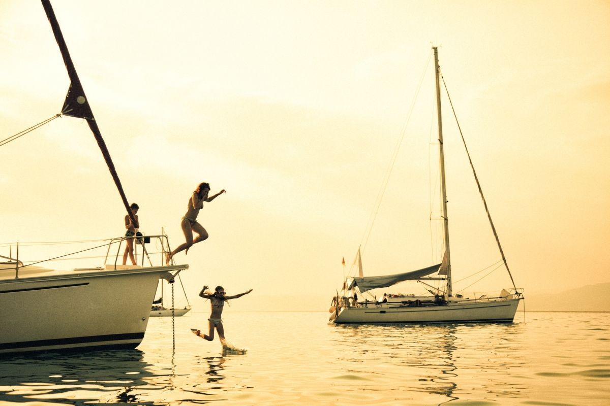 Sailing and swimming in the sea is possible all year long. Photo source: Boataround / iStock-960509060