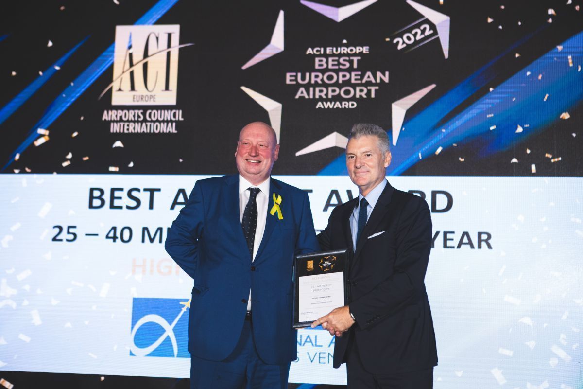 Athens International Airport CEO Yiannis Paraschis (R) receiving the ACI Europe award for 2022.