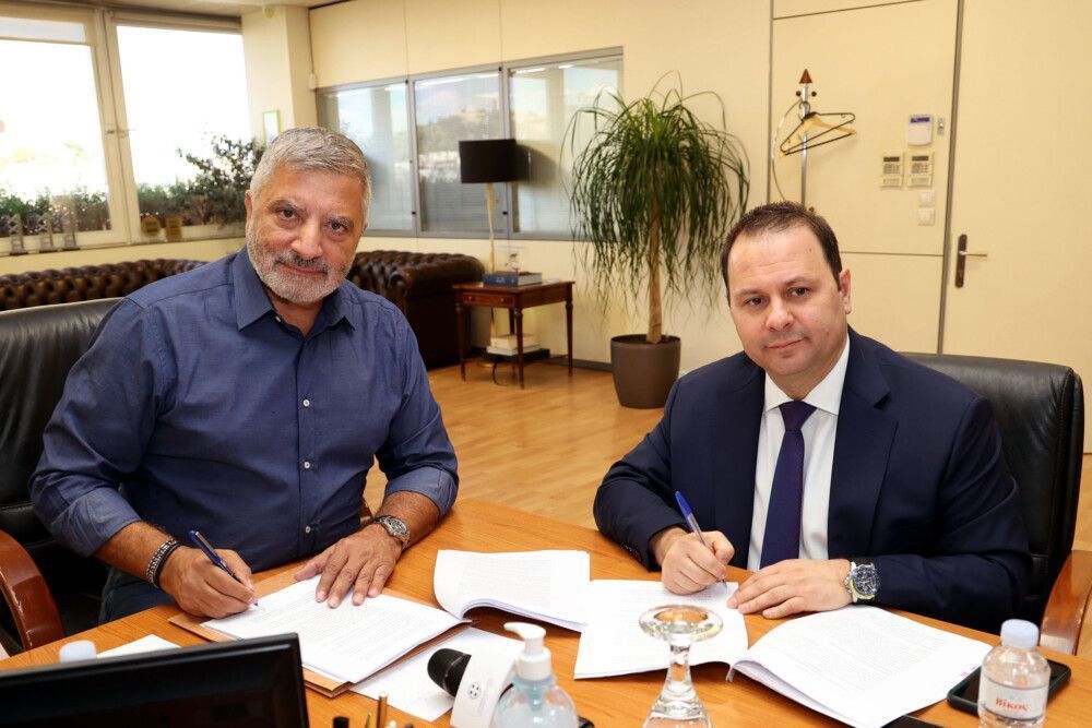 Attica Governor Giorgos Patoulis and HRADF Executive Director Panagiotis Stampoulidis signing the agreement regarding the construction of the "Athenian Riviera - Urban Walk" lane.