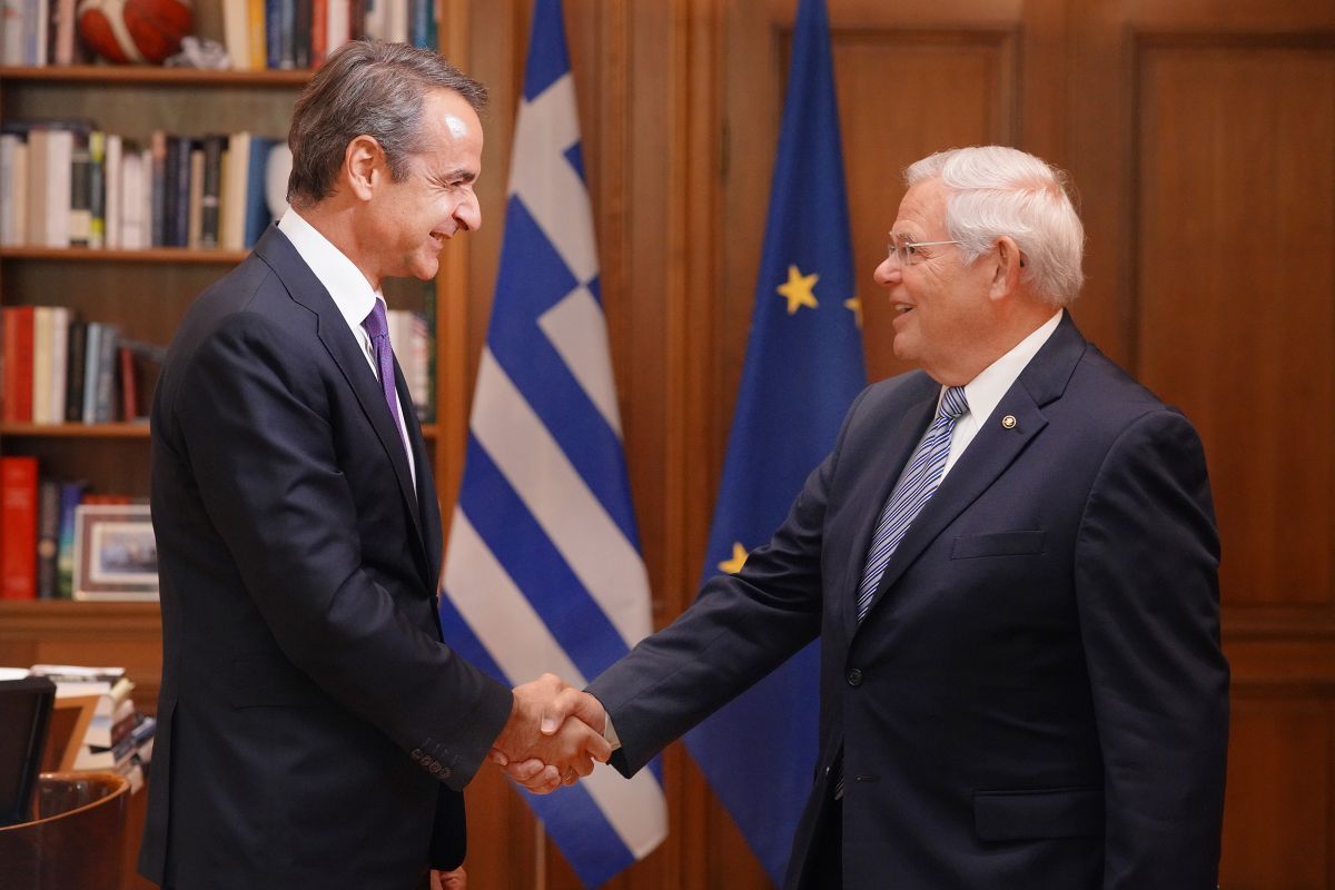 Greek PM Kyriakos Mitsotakis with US Sen. Bob Menendez at the Maximos Mansion in Athens. Photo source: Prime Minister press office