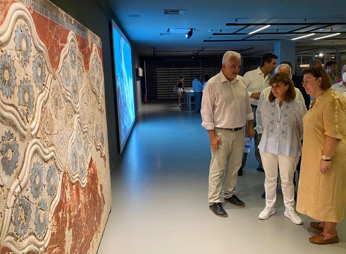 The President of Greece, Katerina Sakellaropoulou, and Greek Culture Minister Lina Mendoni at the Museum of Prehistoric Thera. Photo source: Culture Ministry