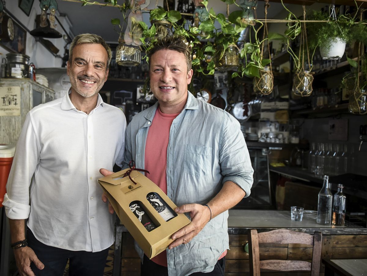 Thessaloniki Mayor Konstantinos Zervas and British celebrity chef Jamie Oliver.