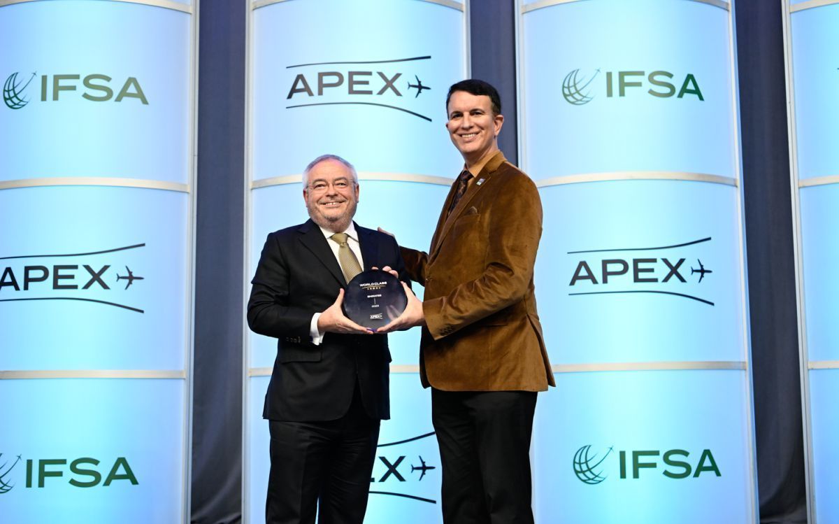Emirates Patrick Brannelly - SVP Retail, IFE & Connectivity accepts APEX World Class award 2023.