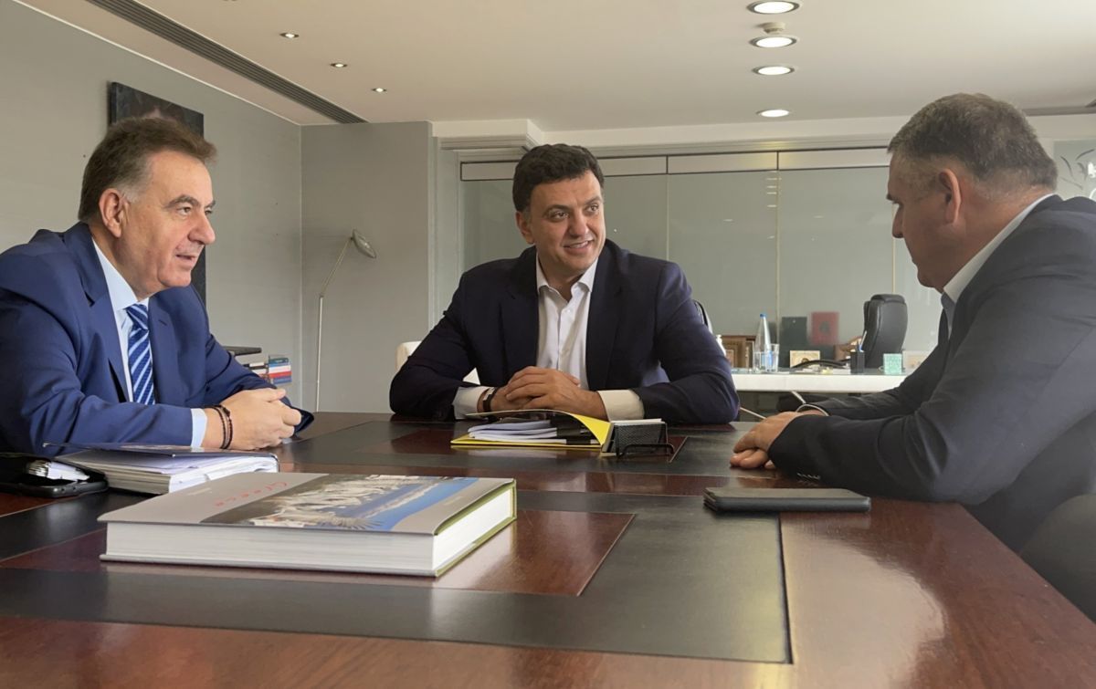 Greek Tourism Minister Vassilis Kikilias in talks with Meganisi Mayor Pavlos Daglas (right) and Member of Parliament for Lefkada, Athanasios Kavvadas (left) at the Tourism Ministry in Athens.
