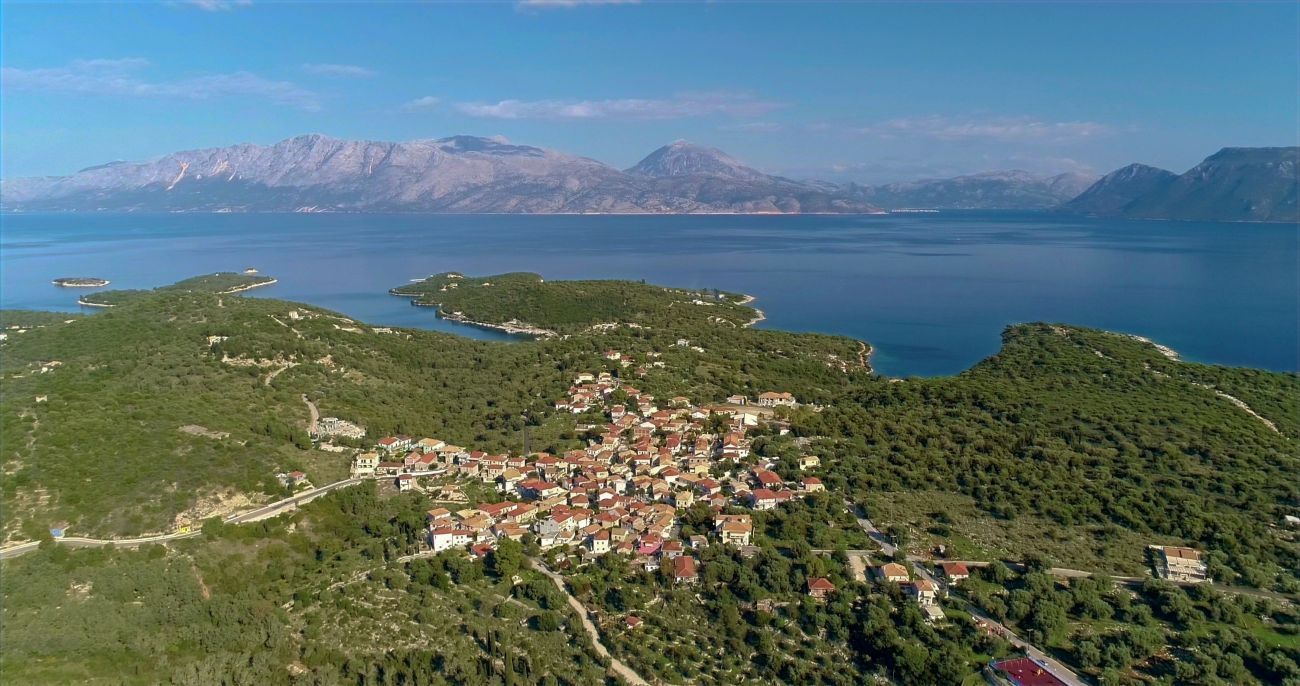 Katomeri, the capital of Meganisi. It is built on a hill overlooking the bay of Atherinos. Photo source: Municipality of Meganisi
