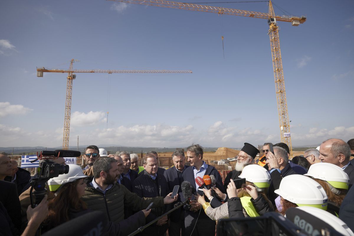 Greek Prime Minister Kyriakos Mitsotakis speaking to the press at the construction site of Kasteli International Airport on Crete. Photo source: Prime Minister’s Press Office.