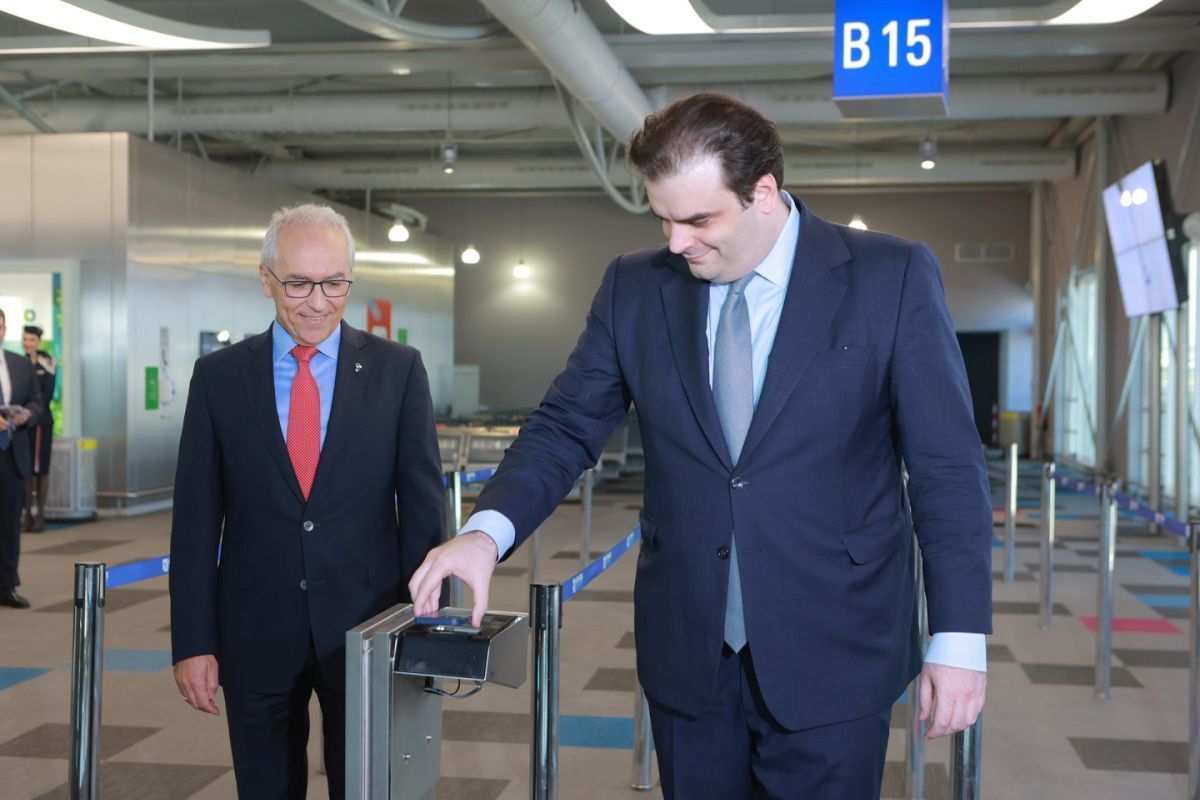 Greek Minister of State and Digital Governance Kyriakos Pierakkakis (right) trying out AEGEAN's new “Digital ID” service as AEGEAN CEO Dimitris Gerogiannis looks on. Photo source: AEGEAN