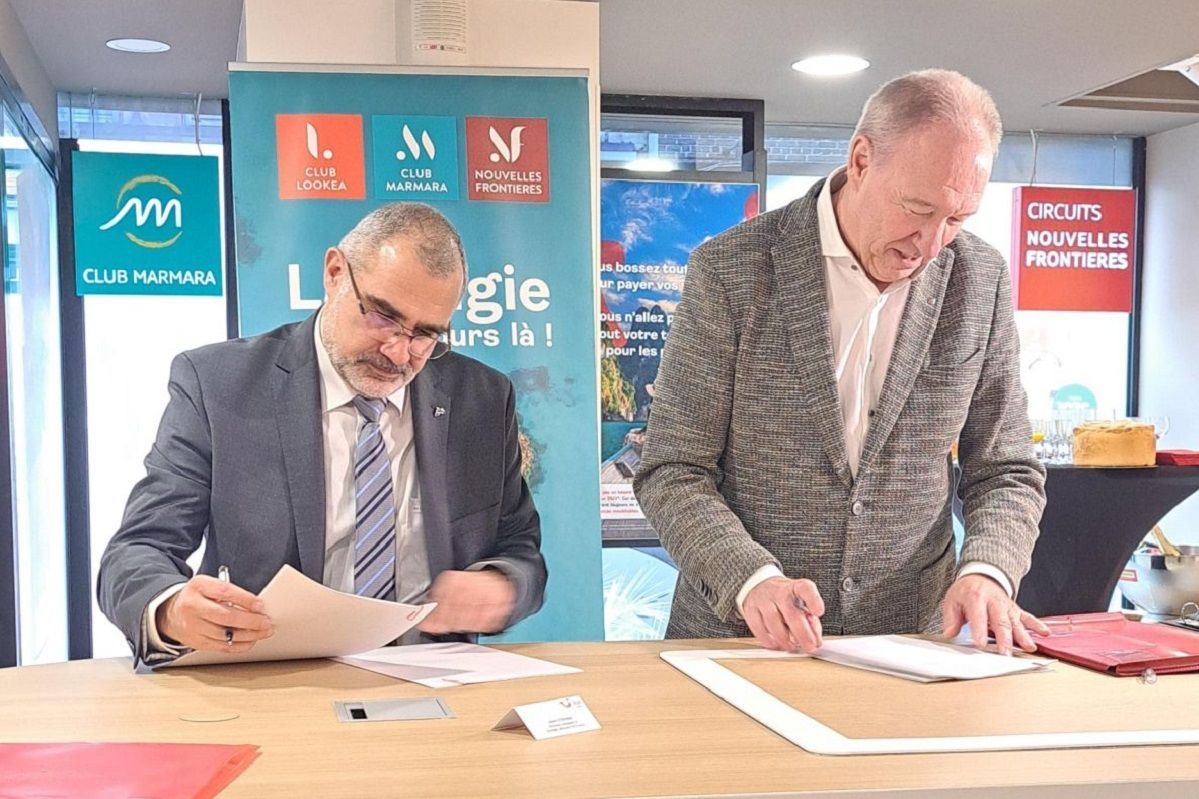 AEGEAN International Sales Manager, Pierre‑Emmanuel Duband with TUI France CEO Dirk van Holsebeke. Photo source: AEGEAN.