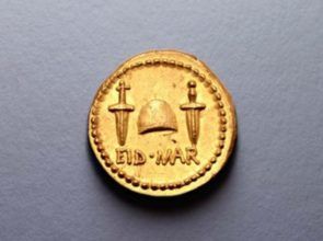 A gold coin, which bears the head of Brutus on the front and the weapons of the assassination of Julius Caesar on the reverse side. The inscription Eid - Mar refers to mid-March, the day of Julius Caesar's assassination - 44-42 BC. Photo source: Greek Culture Ministry