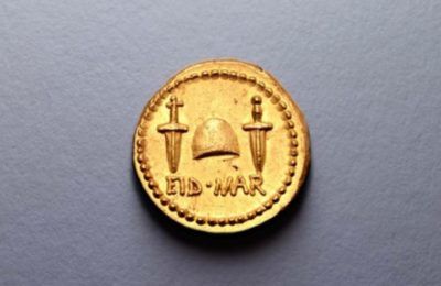 A gold coin, which bears the head of Brutus on the front and the weapons of the assassination of Julius Caesar on the reverse side. The inscription Eid - Mar refers to mid-March, the day of Julius Caesar's assassination - 44-42 BC. Photo source: Greek Culture Ministry