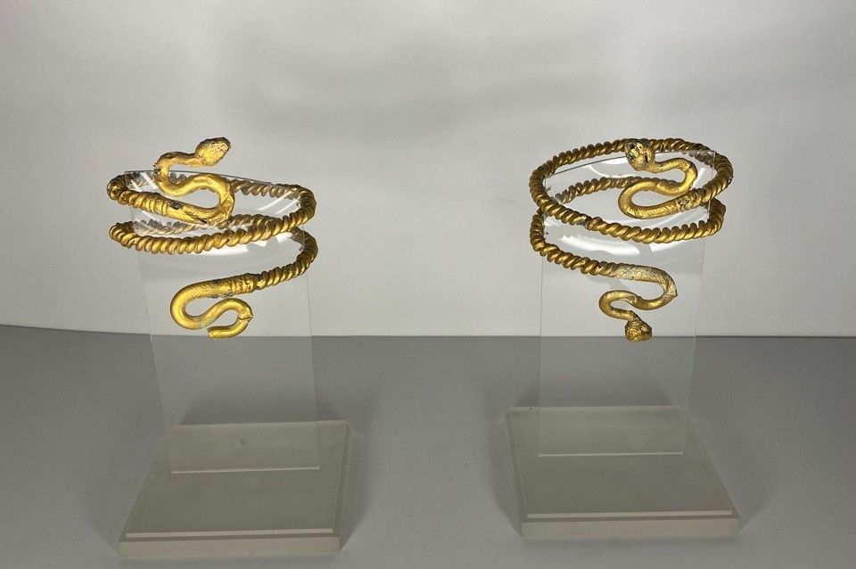 Pair of gold spiral bracelets with snake heads. 3rd century BC. Photo source: Greek Culture Ministry