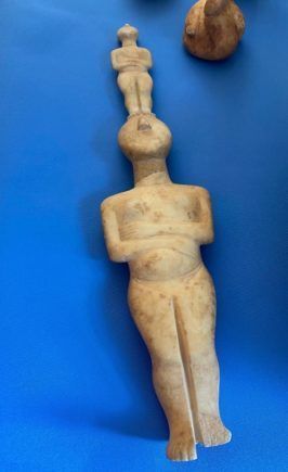 Cycladic marble figurine complex. Two female figures are depicted with the smaller one on the head of the larger one. Height 46.6 cm. 2800-2600 BC. Photo source: Greek Culture Ministry