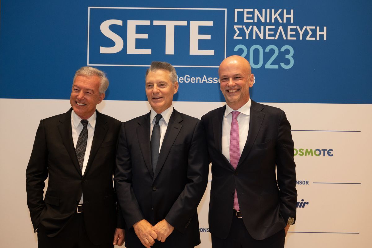 SETE’s new president, Yiannis Paraschis (center), with the confederation's two previous presidents, Andreas Andreadis and Yiannis Retsos, on the sidelines of SETE's 31st General Assembly. Photo source: SETE