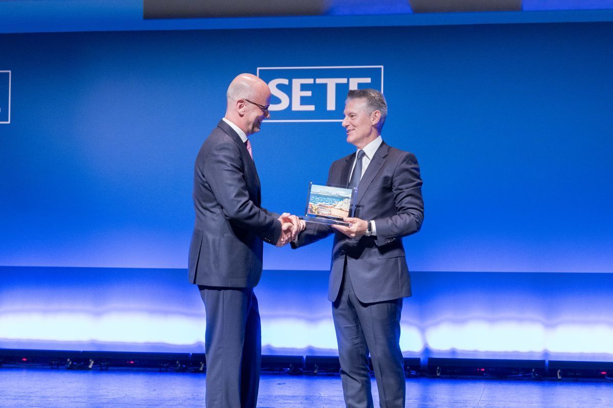 SETE’s new president, Yiannis Paraschis (R), with the confederation’s outgoing president, Yiannis Retsos, during the the handover event at the 31st SETE General Assembly. Photo source: SETE