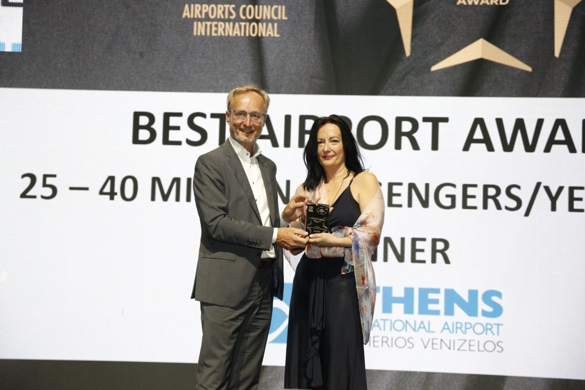Athens International Airport (AIA) Communication & Marketing Director Ioanna Papadopoulou receiving the ACI Europe award for the best airport in the “25-40 million passengers” category.