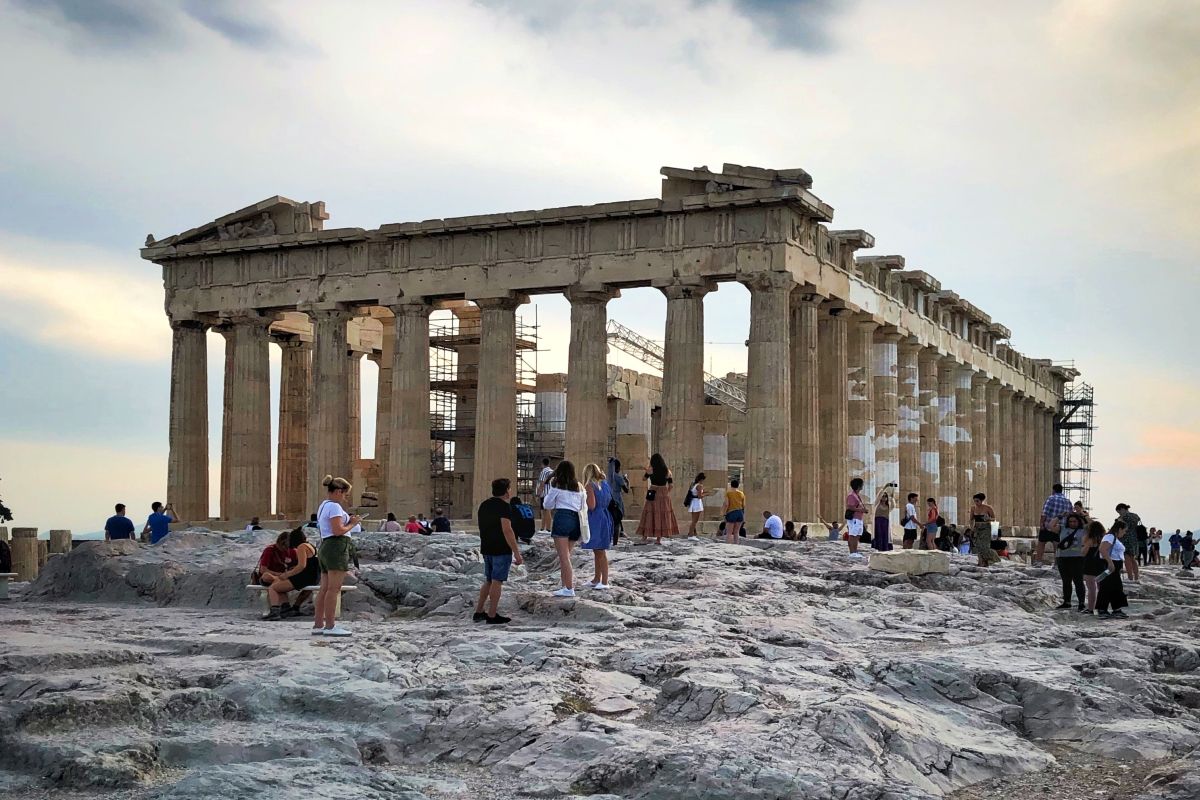 ΤτΕ: Υψηλότερες αφίξεις στην Ελλάδα τον Ιανουάριο-Απρίλιο, χαμηλότερη μέση δαπάνη ανά ταξίδι