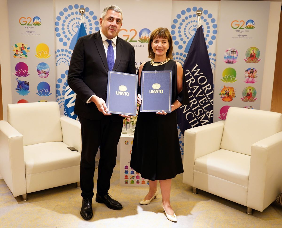 UNWTO Secretary-General Zurab Pololikashvili WTTC President & CEO Julia Simpson after signing the MOU, alongside representatives of the public and private sectors. Photo source: UNWTO