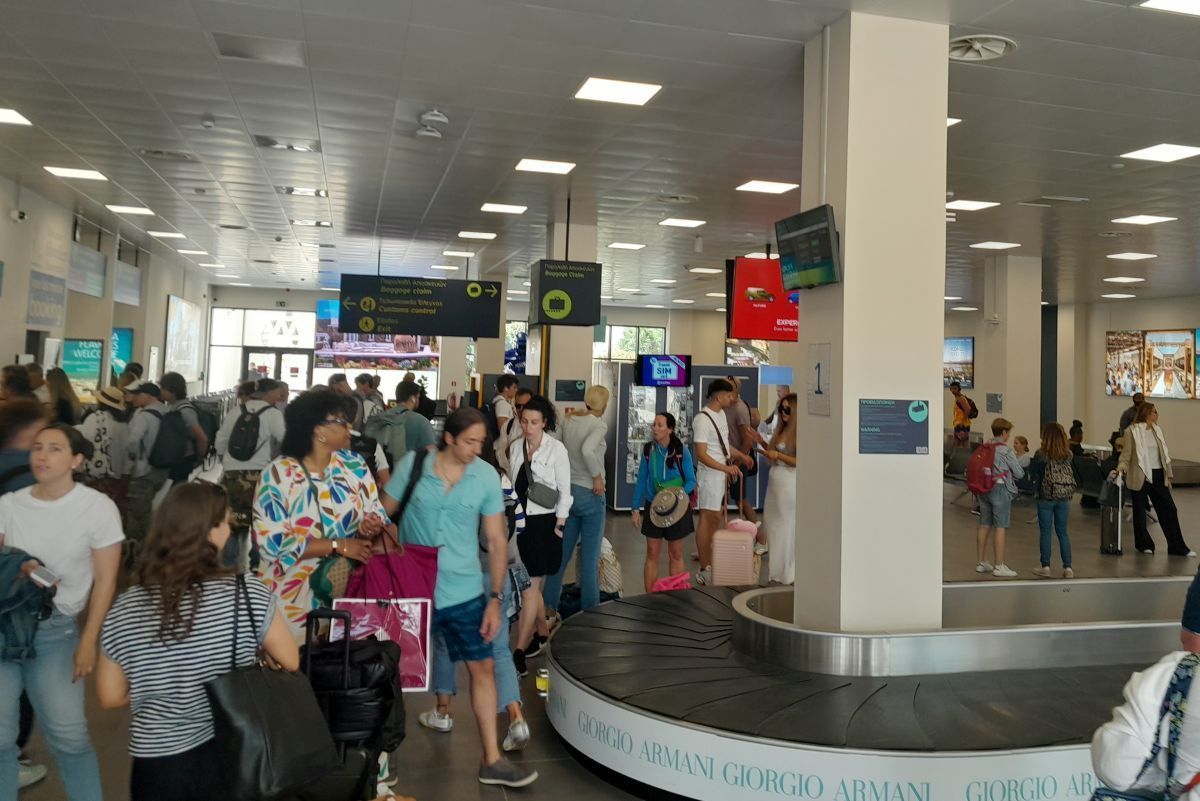 Οι αφίξεις πτήσεων και επιβατών στα ελληνικά αεροδρόμια ξεπερνούν τα στοιχεία πριν από τον Covid 2019