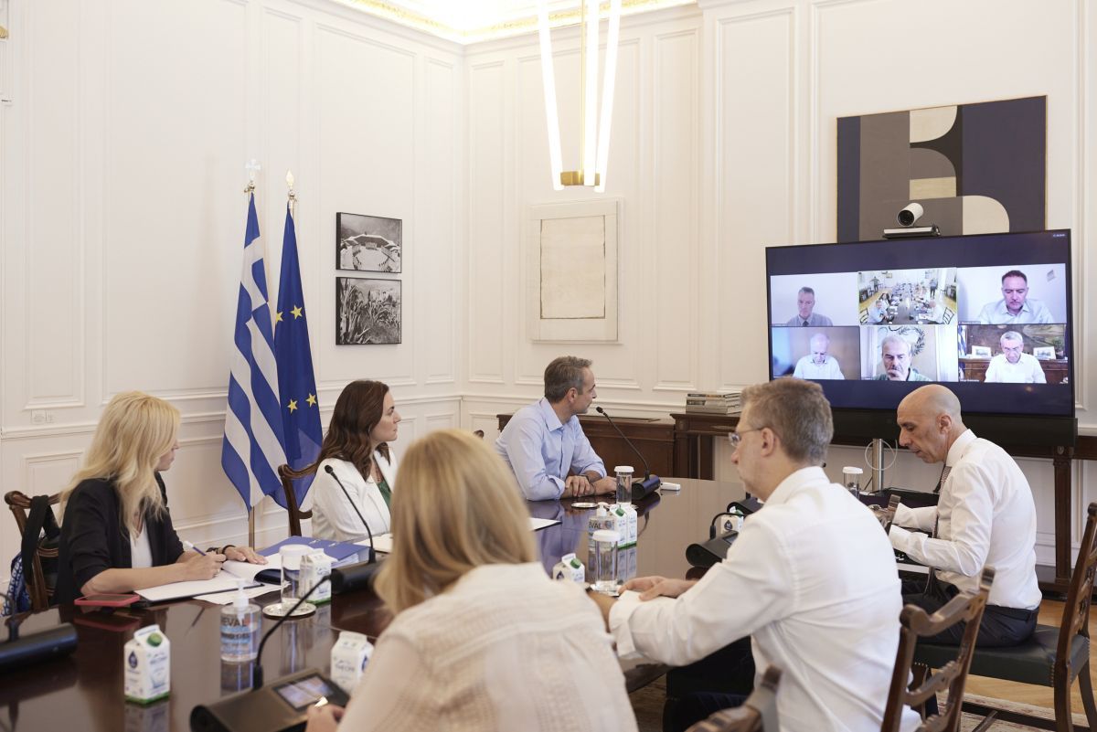 Greek Prime Minister Kyriakos Mitsotakis chaired a meeting for the next day for tourism in the areas of Rhodes affected by the wildfires. Photo source: Press Office of PM