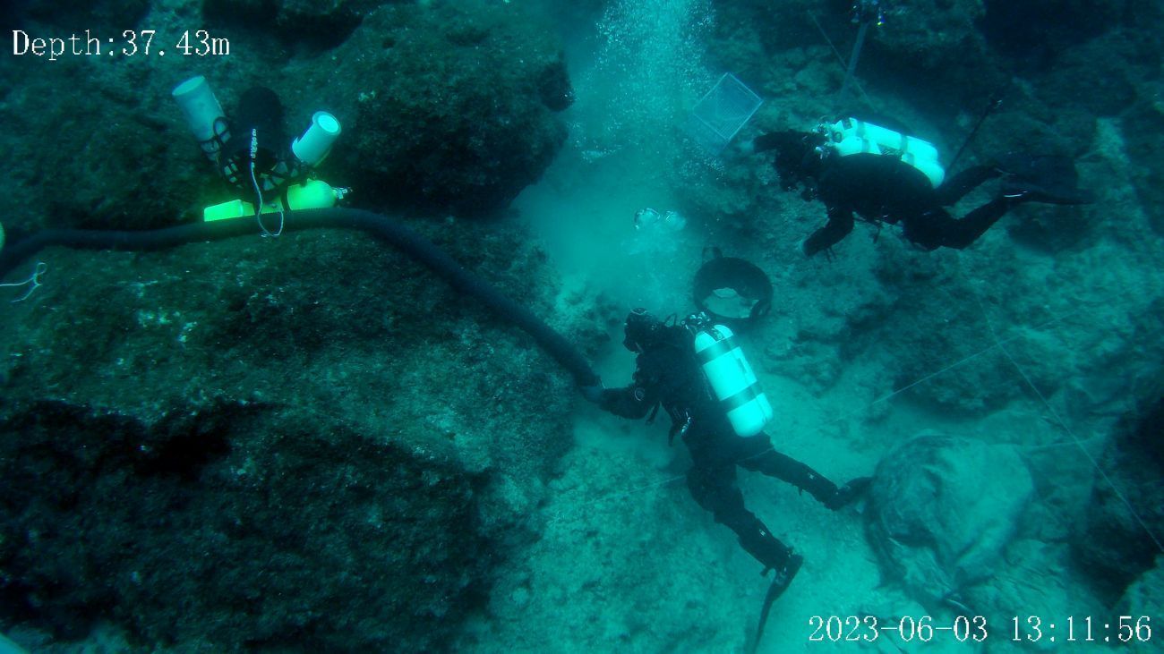 Underwater excavation work supervised by drone.
