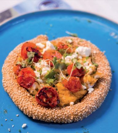 Cooked scrambled eggs in simit dough with feta cheese, cherry tomatoes and fresh herbs. Photo source: Municipality of Thessaloniki.