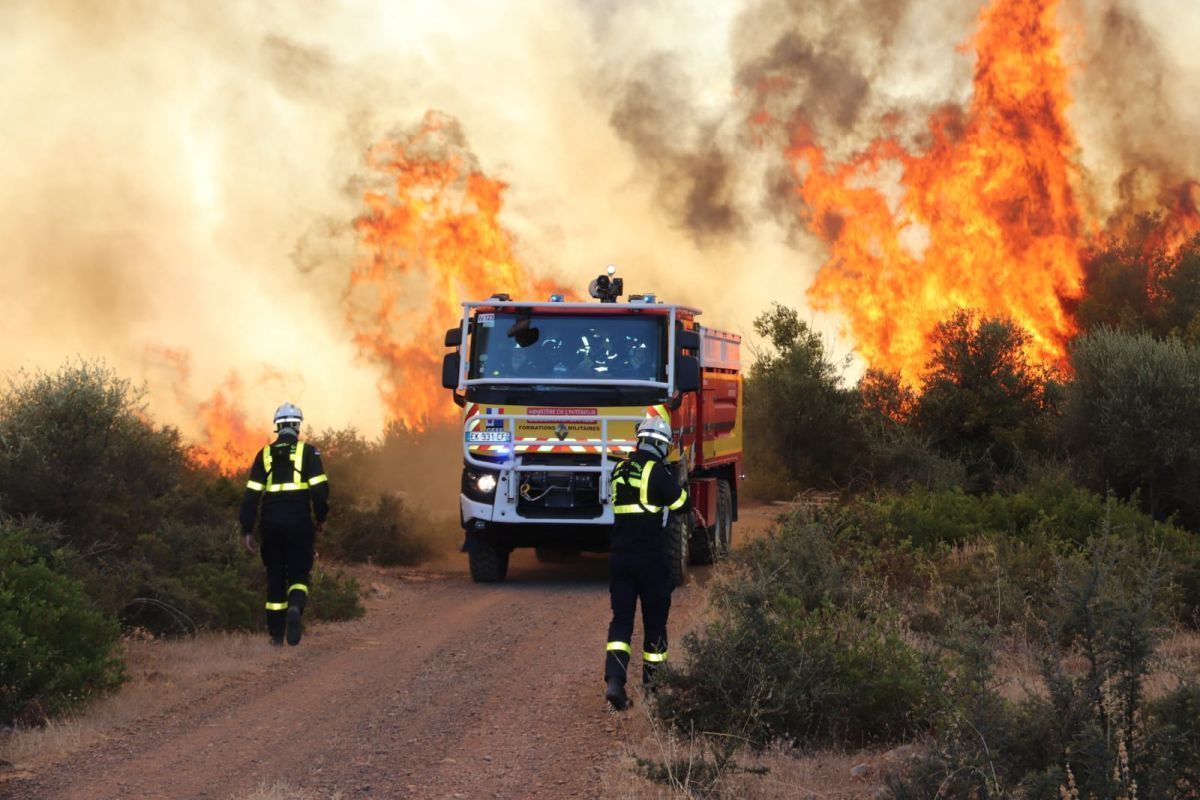 France is among the countries that sent firefighters to assist Greek services with extinguishing the flames in Evia and in the suburbs of Athens. Photo source: Embassy of France in Greece