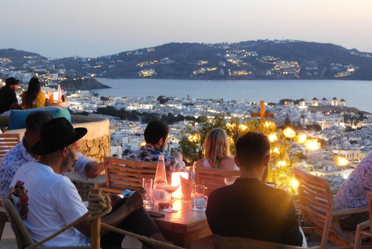 Τα εστιατόρια και τα ξενοδοχεία στην Ελλάδα καταγράφουν υψηλότερους όγκους πωλήσεων το δεύτερο τρίμηνο και η Μύκονος συνεχίζει να υποχωρεί