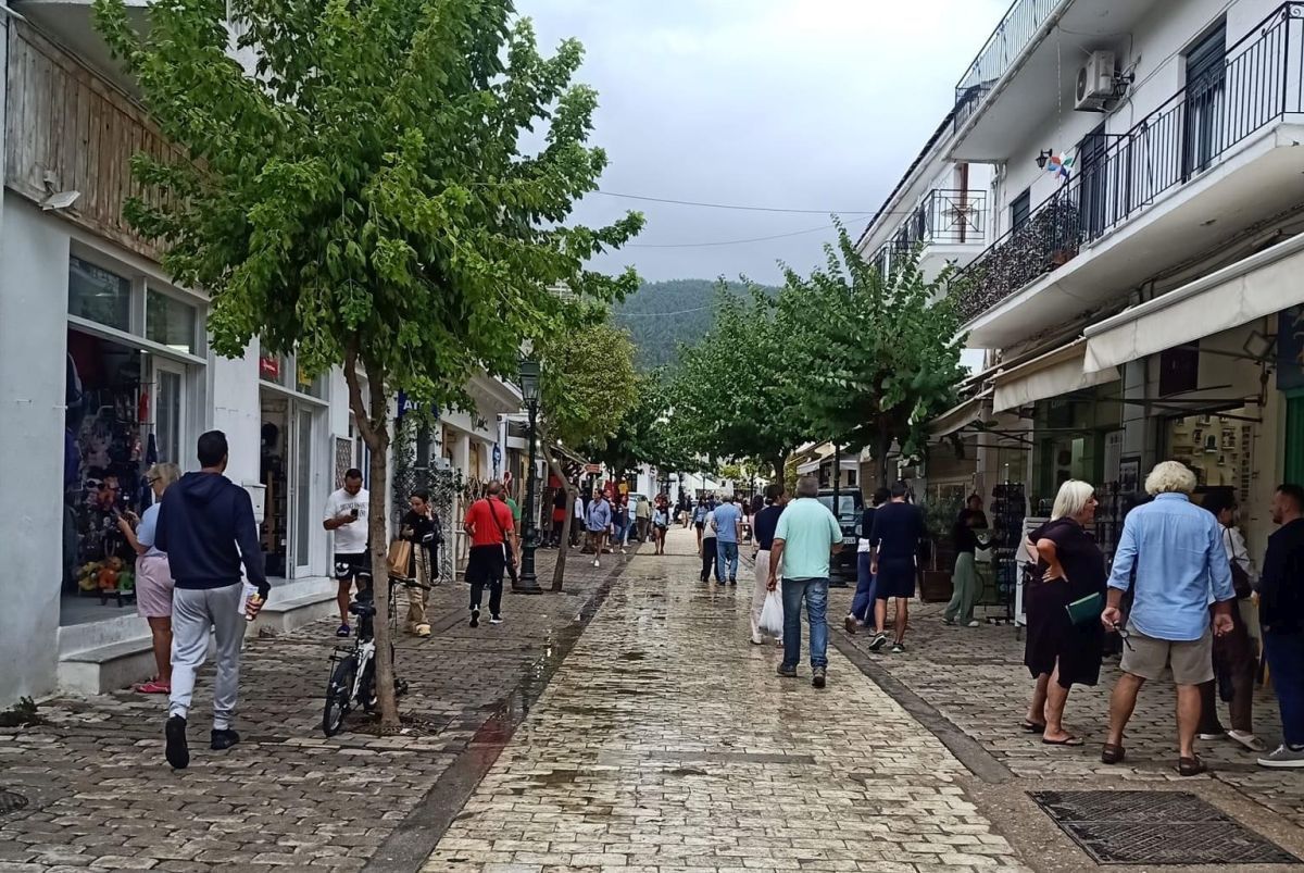 Main street Papadiamanti on Skiathos. Photo source: Municipality of Skiathos