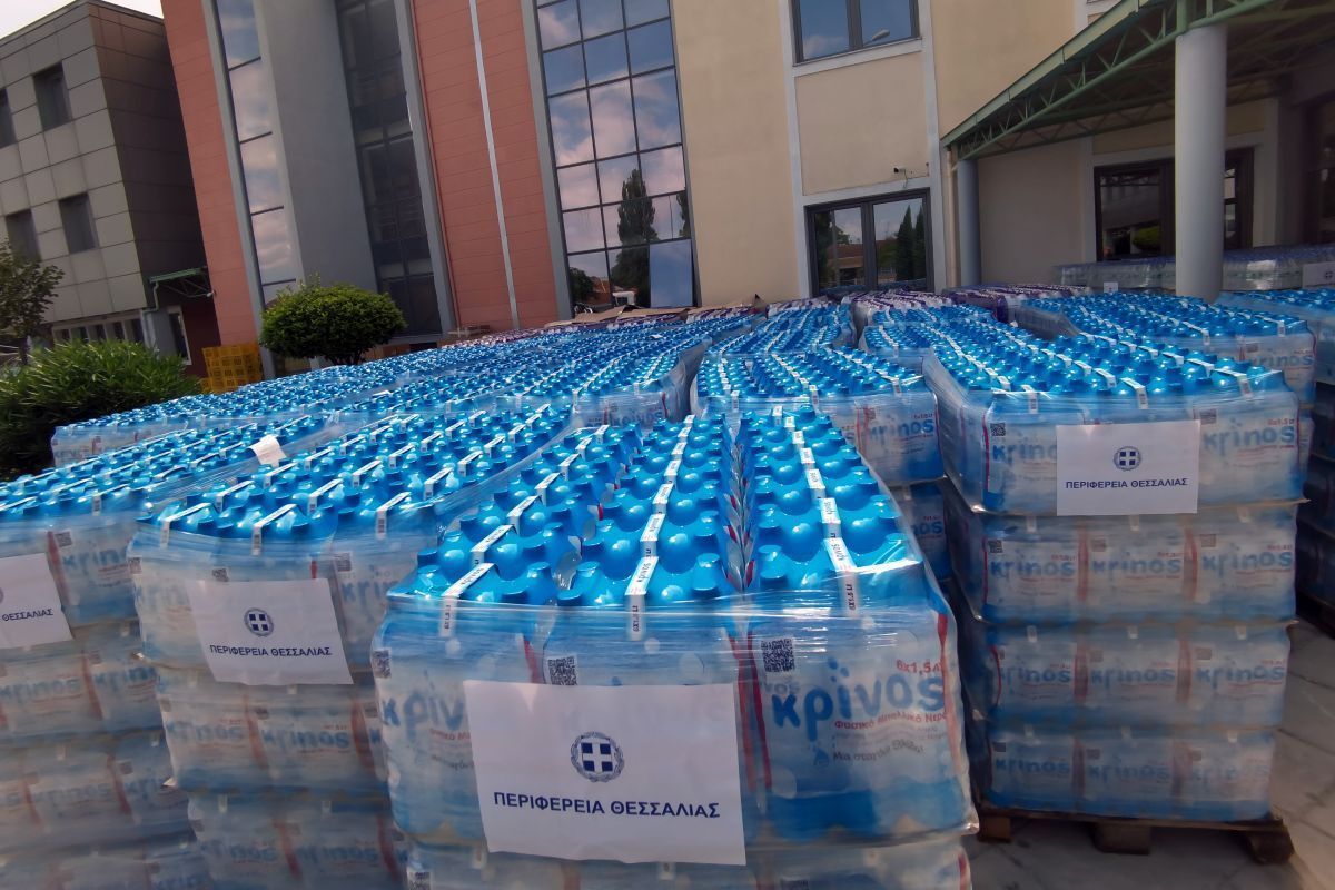 The Region of Thessaly continues to distribute aid collected from donations from businesses and individuals. More than 250 tons of bottled water were distributed in villages throughout the region. Photo source: Region of Thessaly