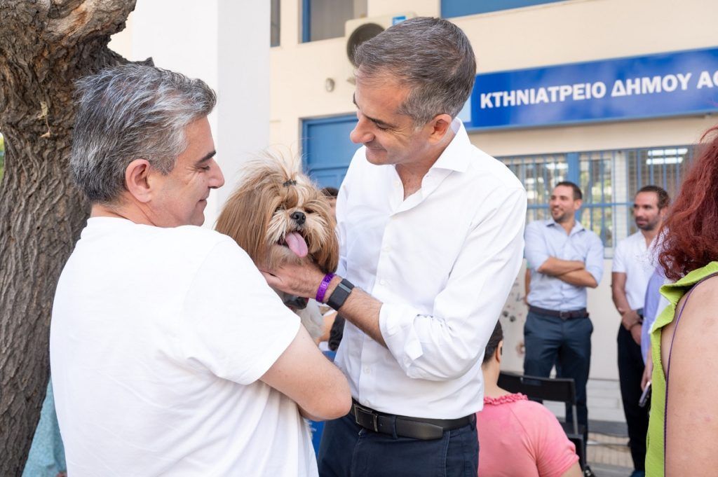 Athens Mayor Kostas Bakoyannis petting a dog. Photo source: Athens Municipality/ Vassilis Lambiris.