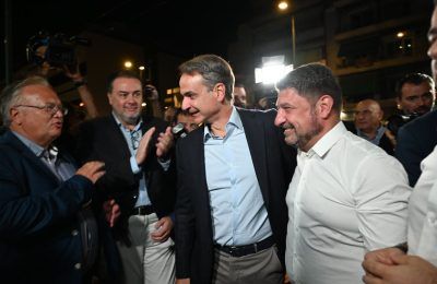 Prime Minister Kyriakos Mitsotakis with Attica's new governor, Nikos Hardalias. Photo source: Region of Arrica